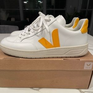 Men’s Veja V-12 Sneakers 9.5